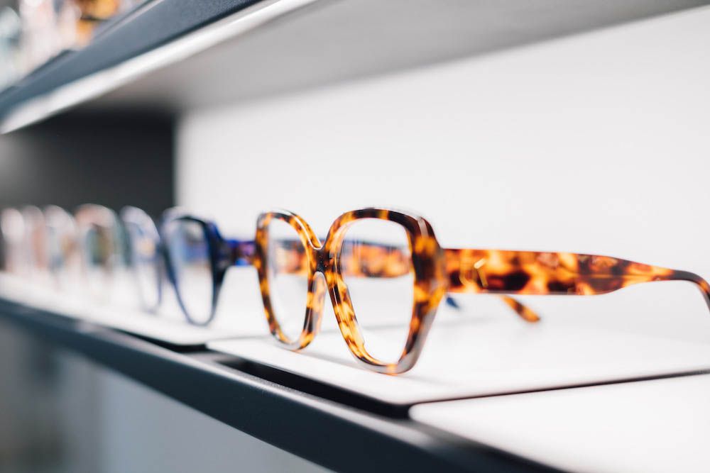 Top Vision Instore CARRÉ STEEL spectacle display cabinet