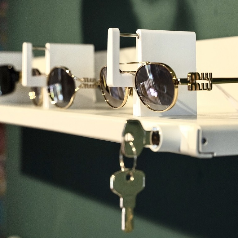 Top Vision Instore lockable eyewear shelf